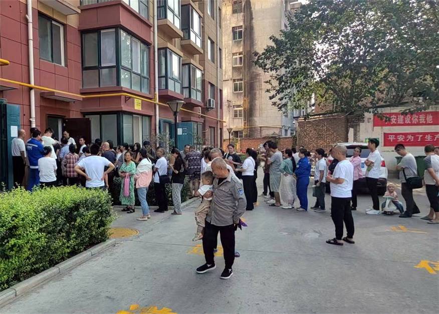 每日医保卡到期更换社区便民服务：李阿姨的“一门清”经历